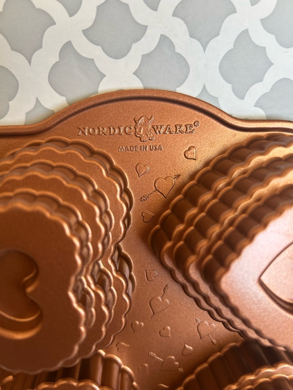 Nordic Ware Tiered Heart cakelet pan 6-Cavity - Picture 2 of 6